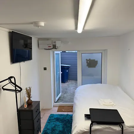 Studio In Nw9